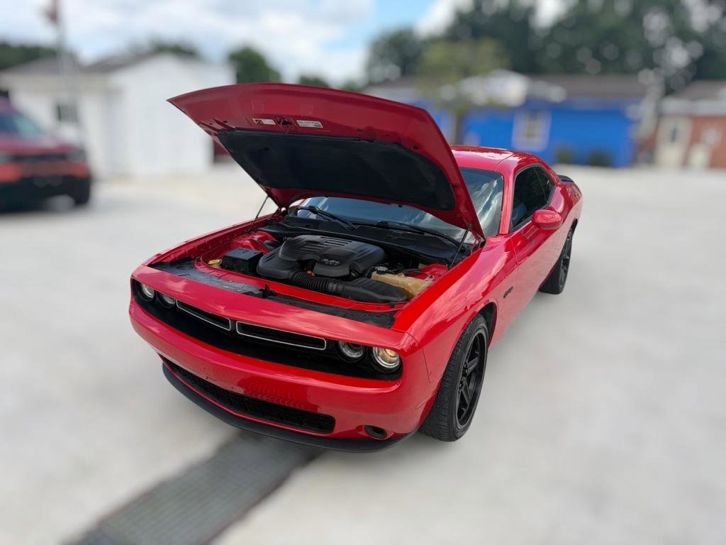 Used 2015 Dodge Challenger SXT RWD image 4