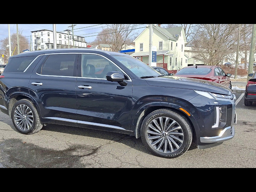 Used 2023 Hyundai Palisade Calligraphy w/ Winter Package image 2