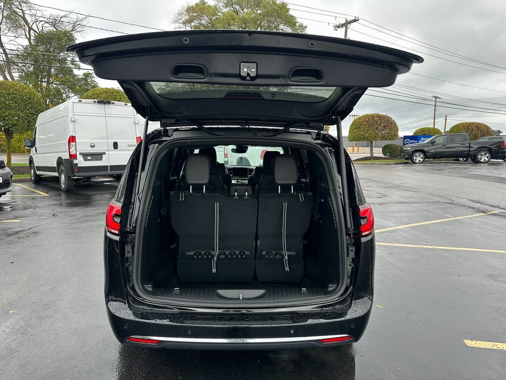 New 2026 Chrysler Pacifica Select image 11