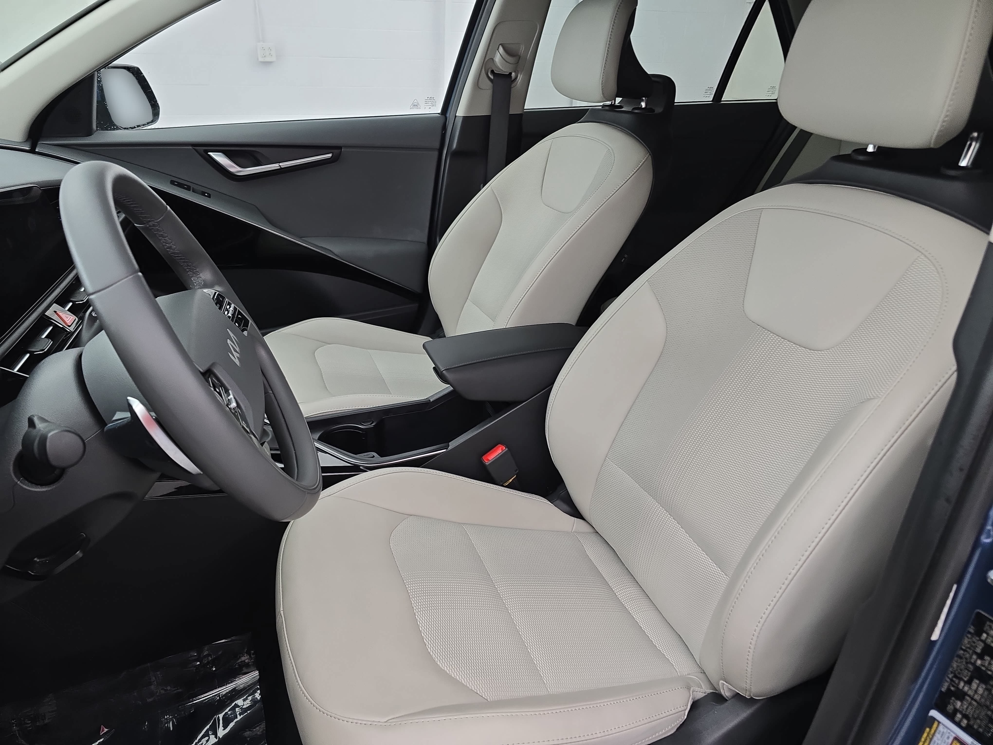 Used 2023 Kia Niro EX FWD image 14