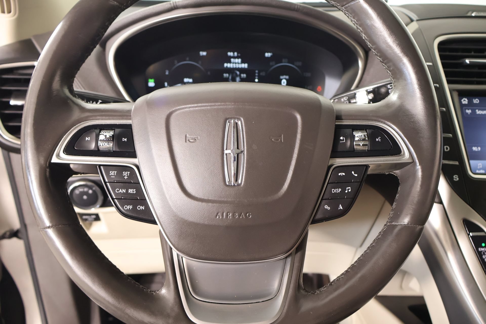 Used 2019 Lincoln Nautilus Select FWD image 3