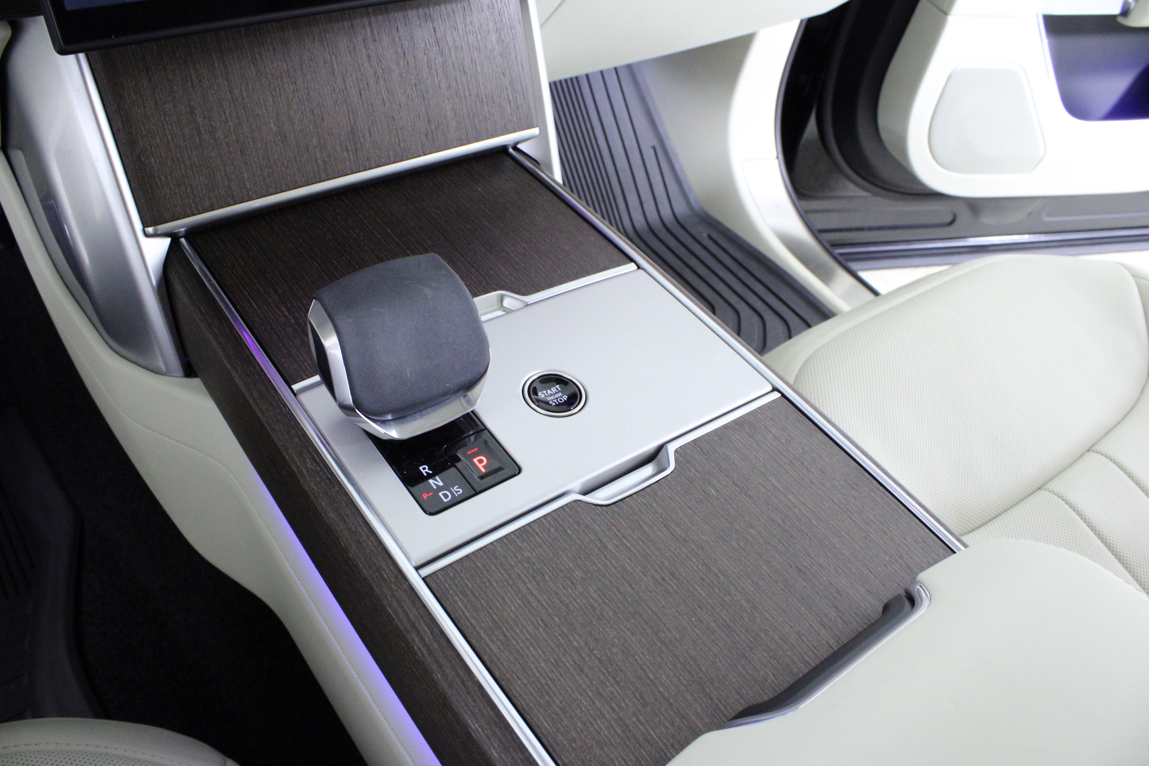 Used 2024 Land Rover Range Rover SE image 28