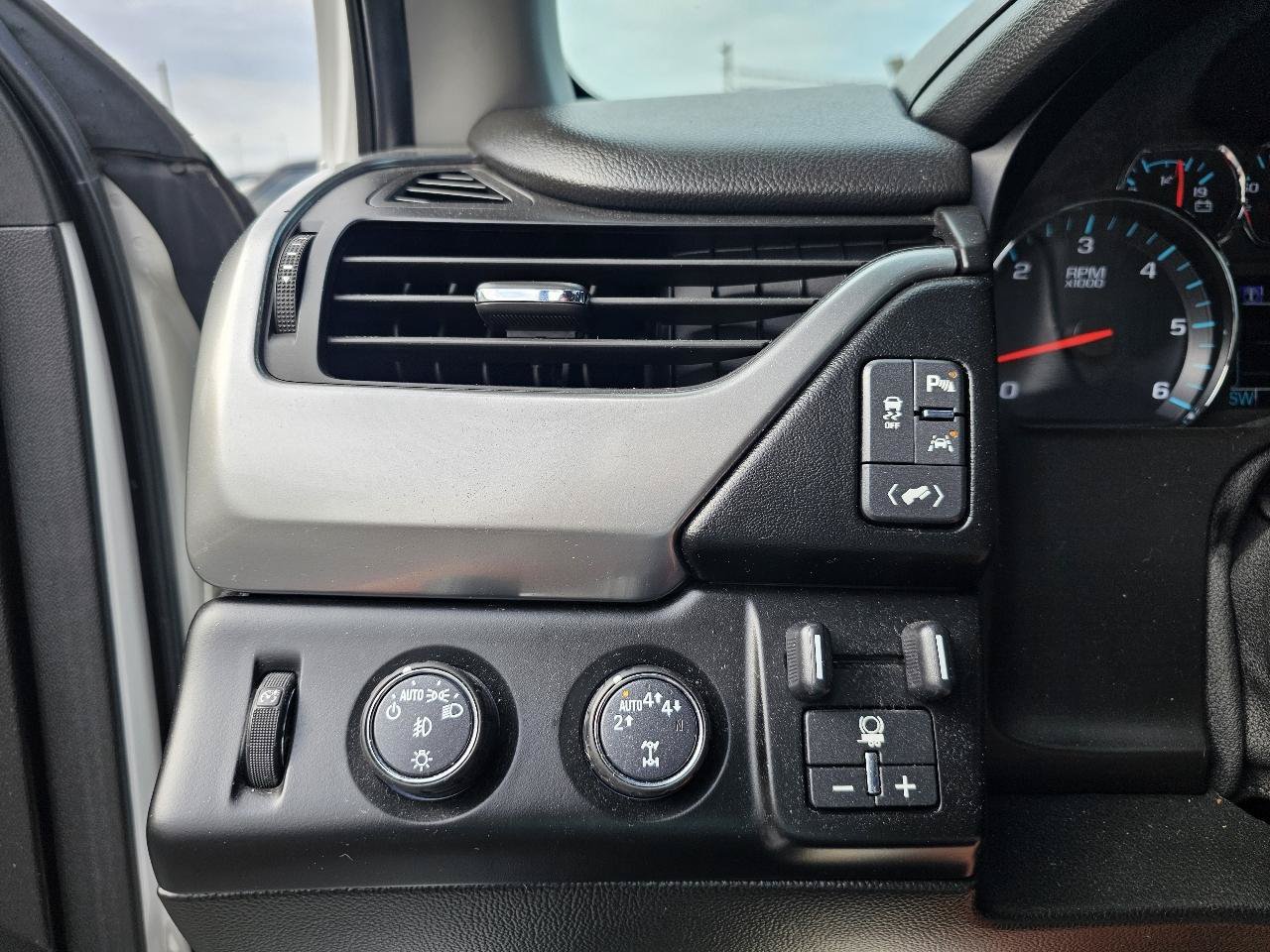 Used 2018 Chevrolet Tahoe Premier w/ RST 6.2L Performance Edition AWD/4WD image 23