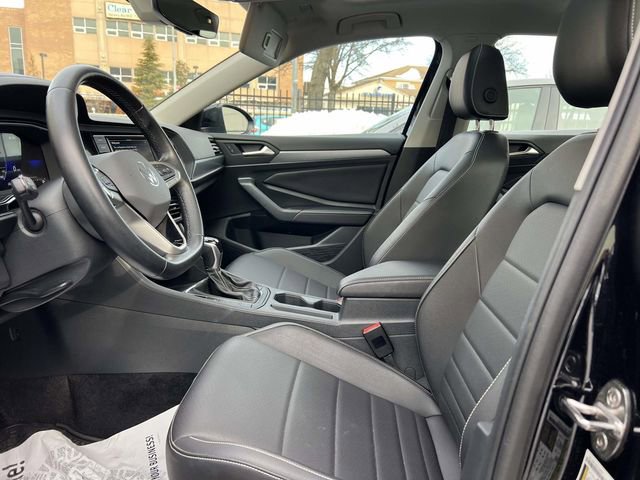 Certified 2023 Volkswagen Jetta SE w/ Panoramic Sunroof Package image 17