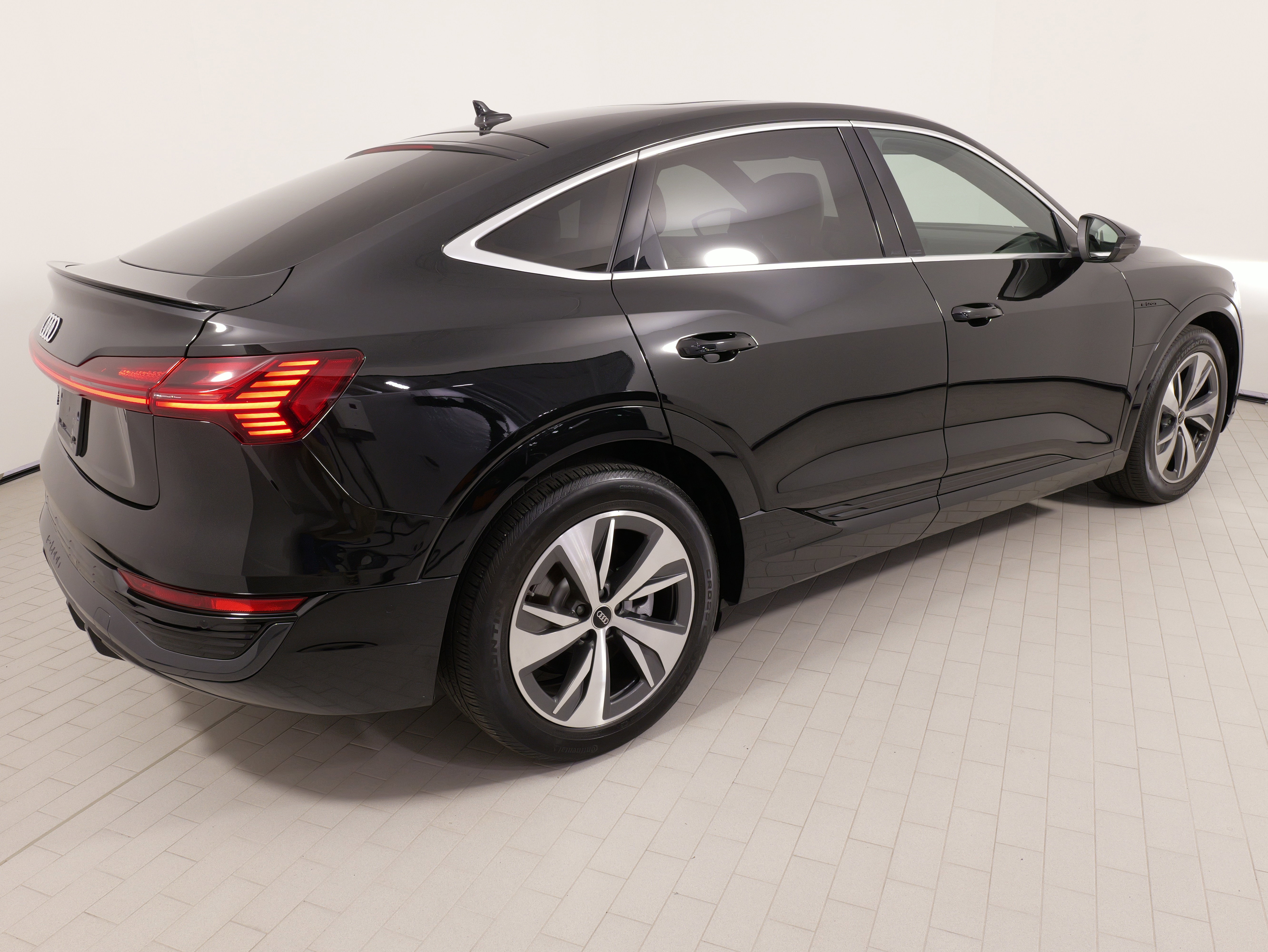 Used 2024 Audi Q8 e-tron Premium Plus w/ Premium Plus Package image 10