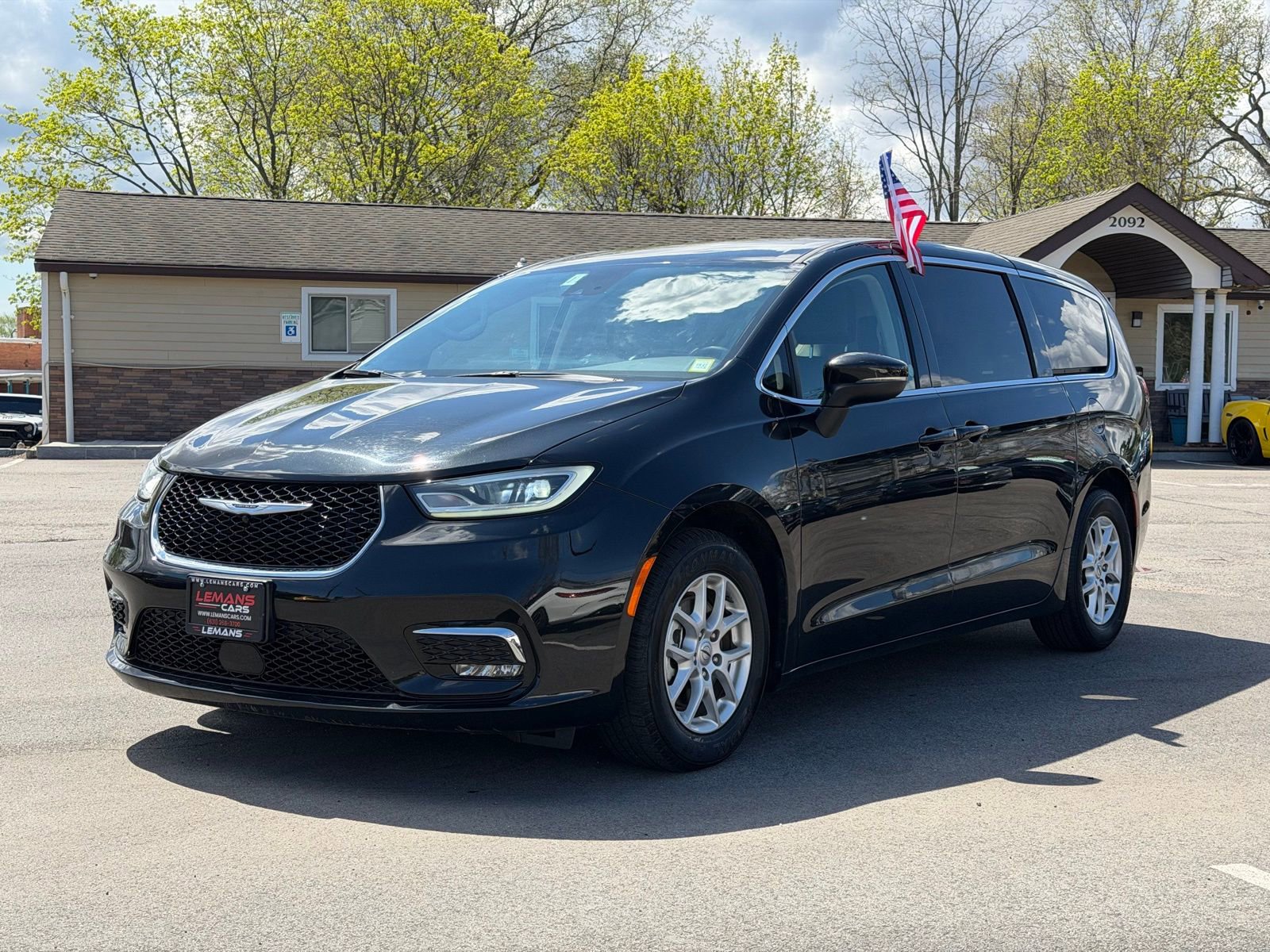 Used 2023 Chrysler Pacifica Touring-L image 1
