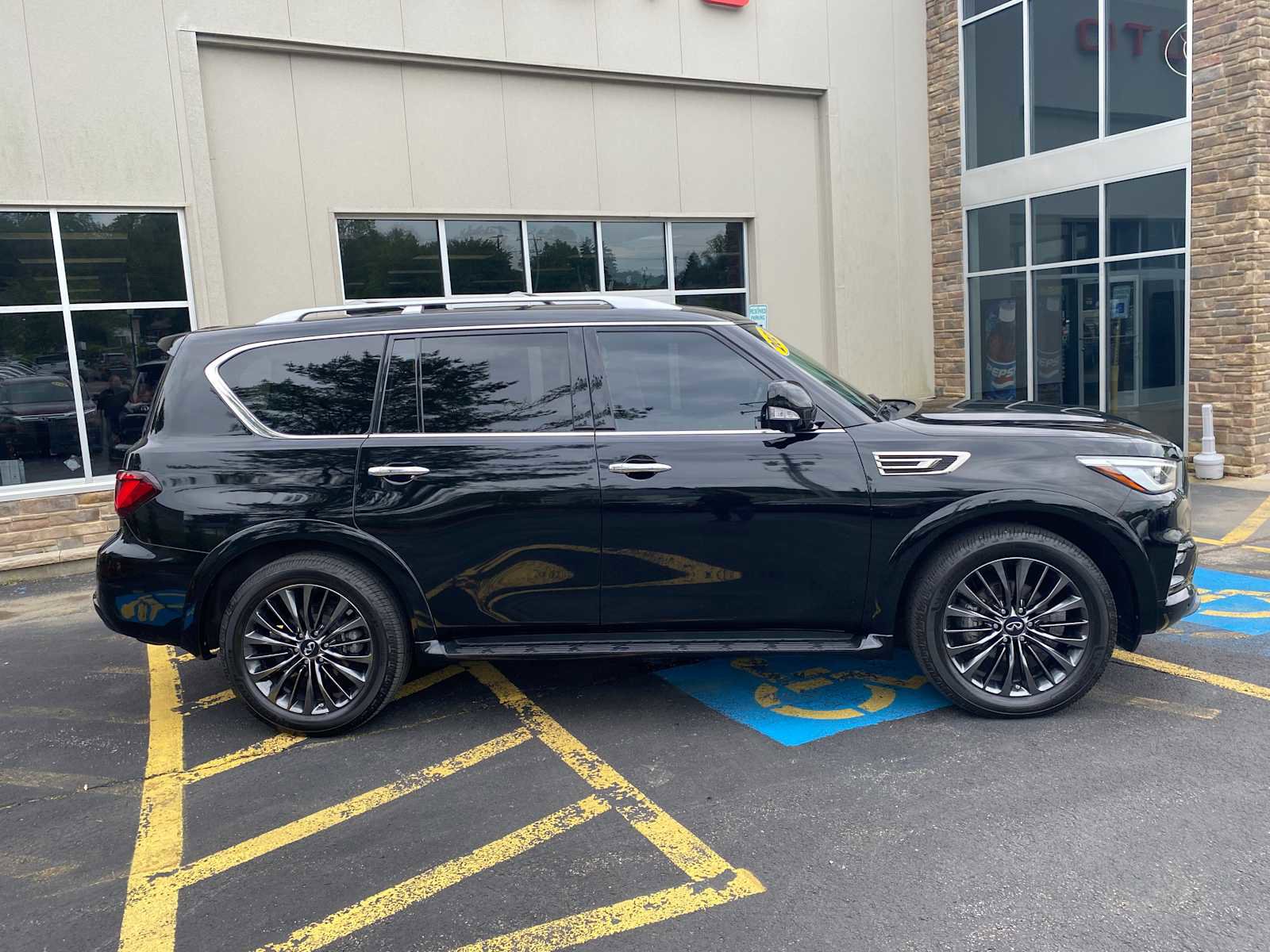 Used 2021 INFINITI QX80 Premium Select w/ Cargo Package AWD/4WD image 16