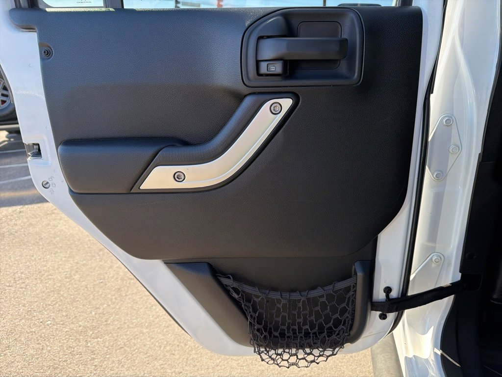 Used 2015 Jeep Wrangler Unlimited Rubicon w/ Connectivity Group image 19