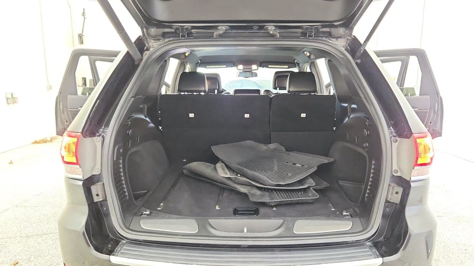 Used 2015 Jeep Grand Cherokee Limited w/ Trailer Tow Group IV AWD/4WD image 40
