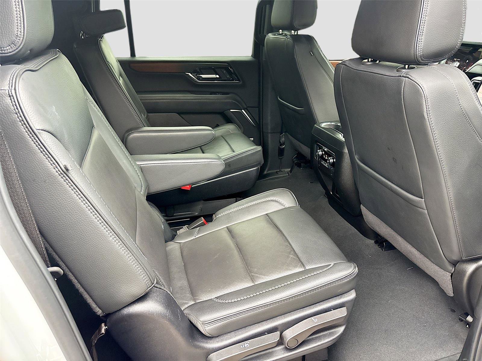 Used 2025 GMC Yukon XL Denali RWD image 30