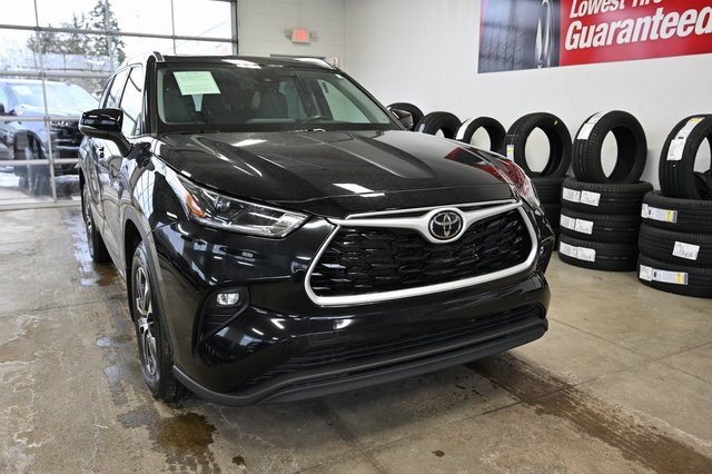 Used 2021 Toyota Highlander XLE image 3