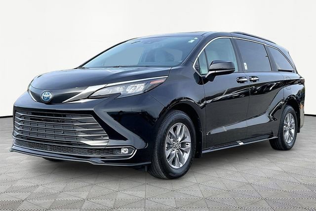 Used 2025 Toyota Sienna XLE image 3