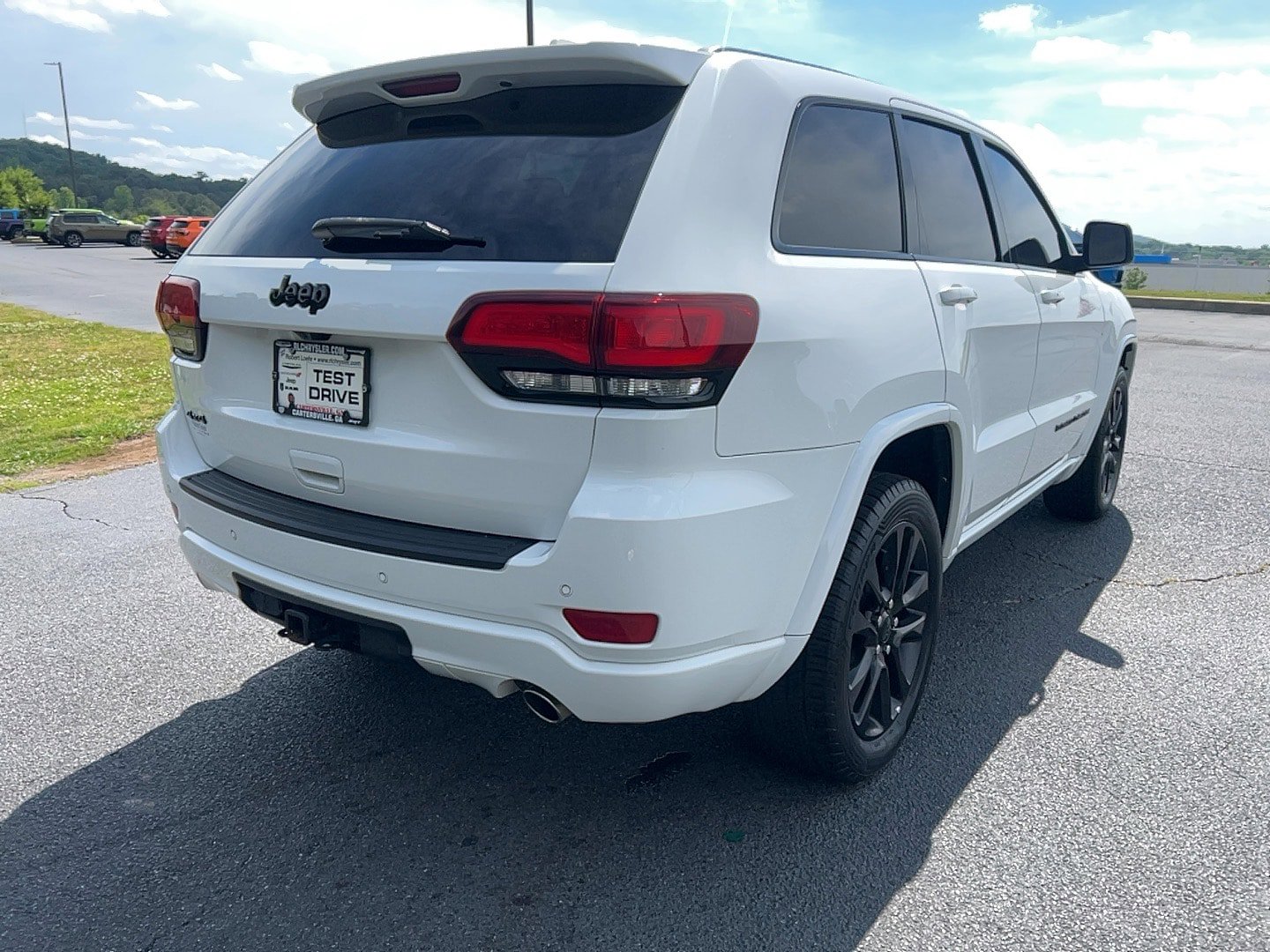Used 2022 Jeep Grand Cherokee Laredo X AWD/4WD image 5