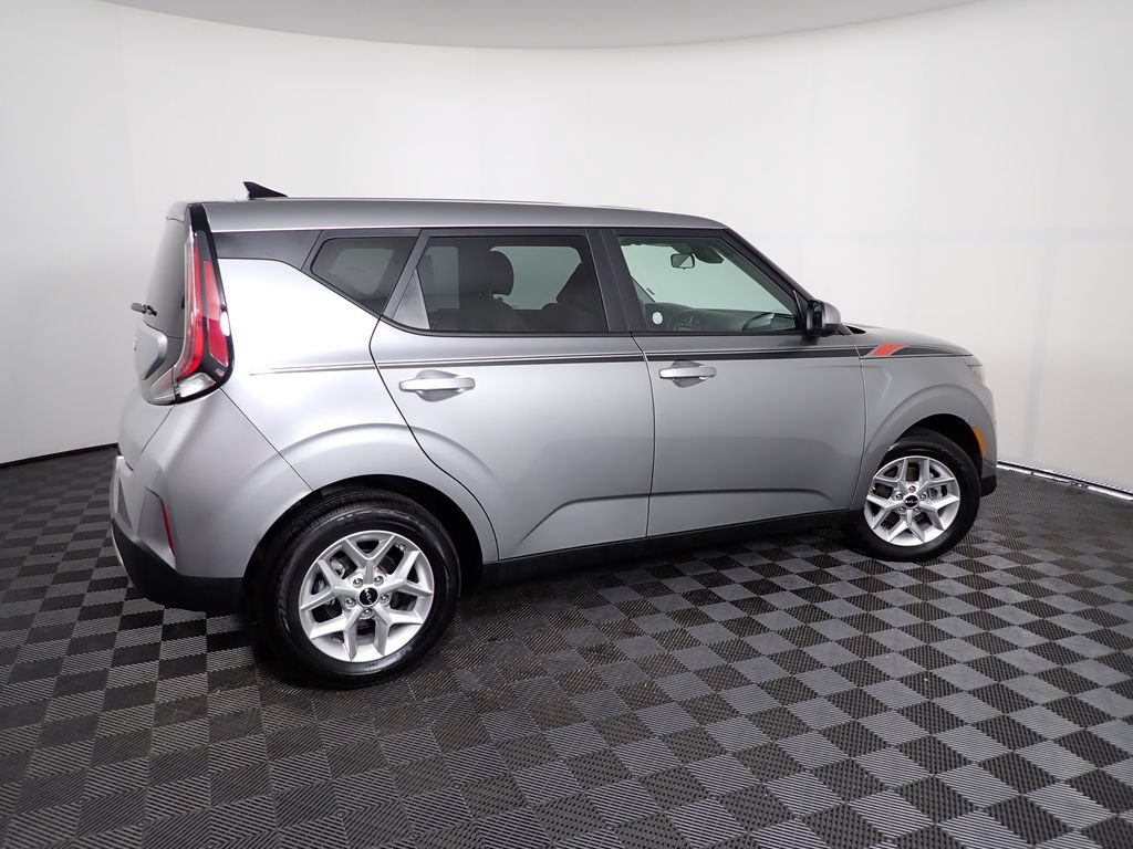 Used 2025 Kia Soul LX w/ LX Technology Package FWD image 15