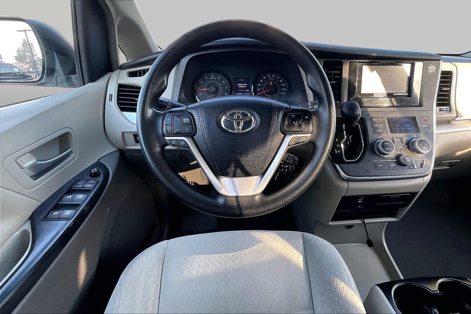 Used 2015 Toyota Sienna LE FWD image 5