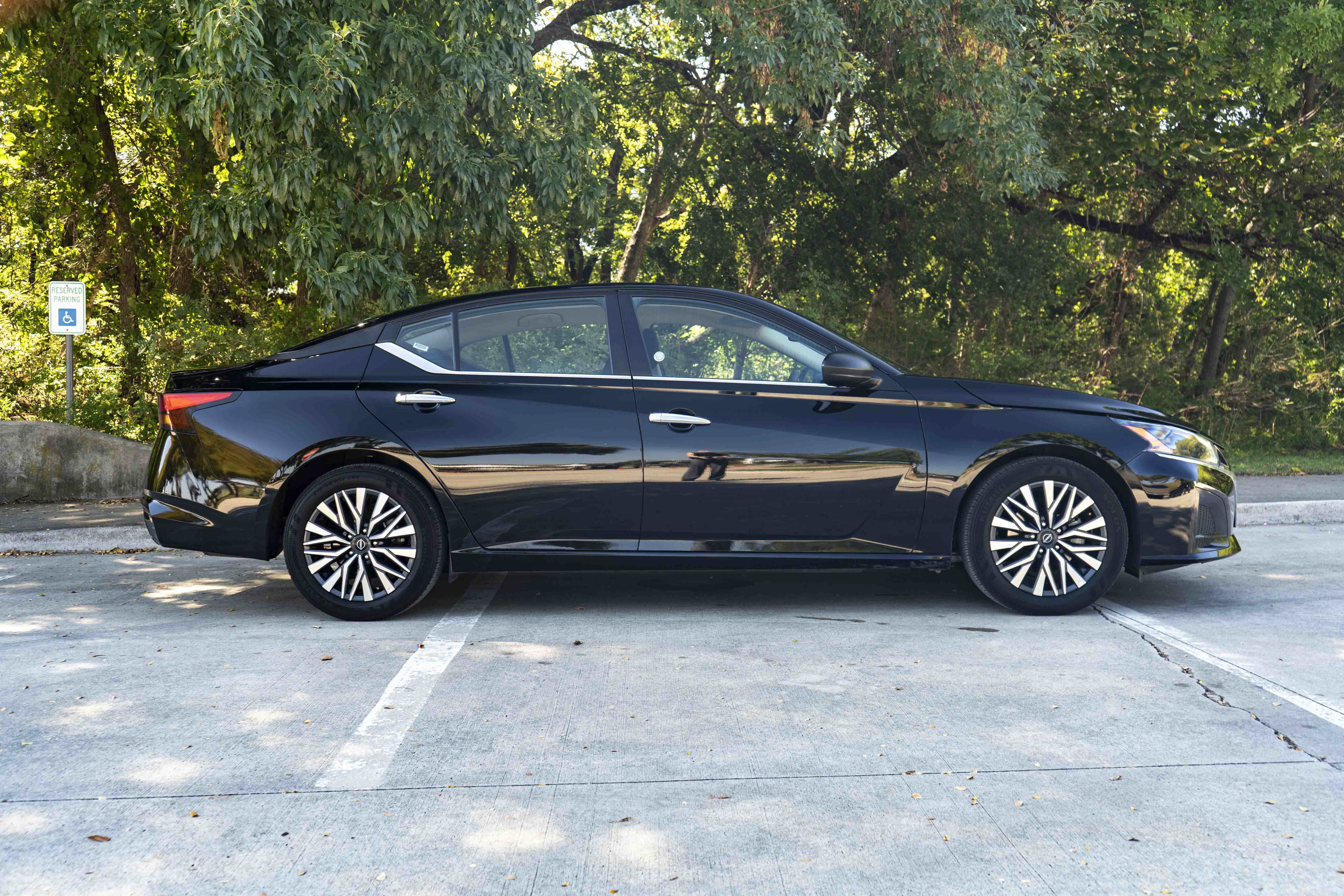 Used 2025 Nissan Altima 2.5 SV FWD image 10