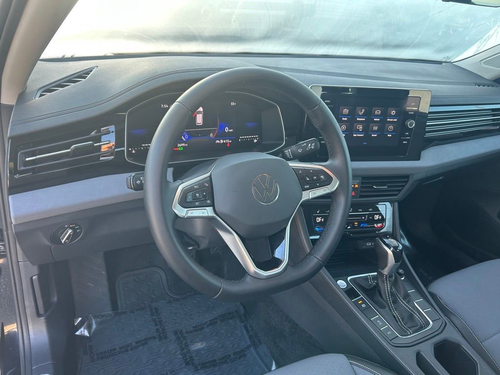 Used 2025 Volkswagen Jetta SE image 31