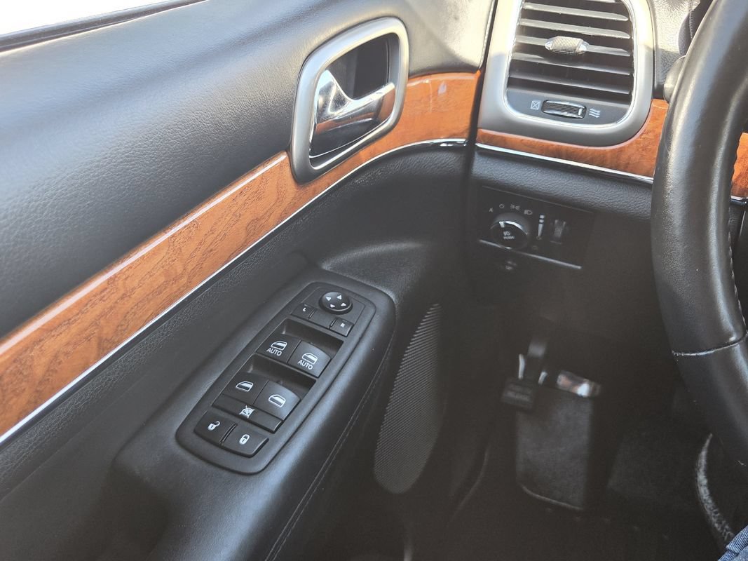 Used 2013 Jeep Grand Cherokee Overland AWD/4WD image 18