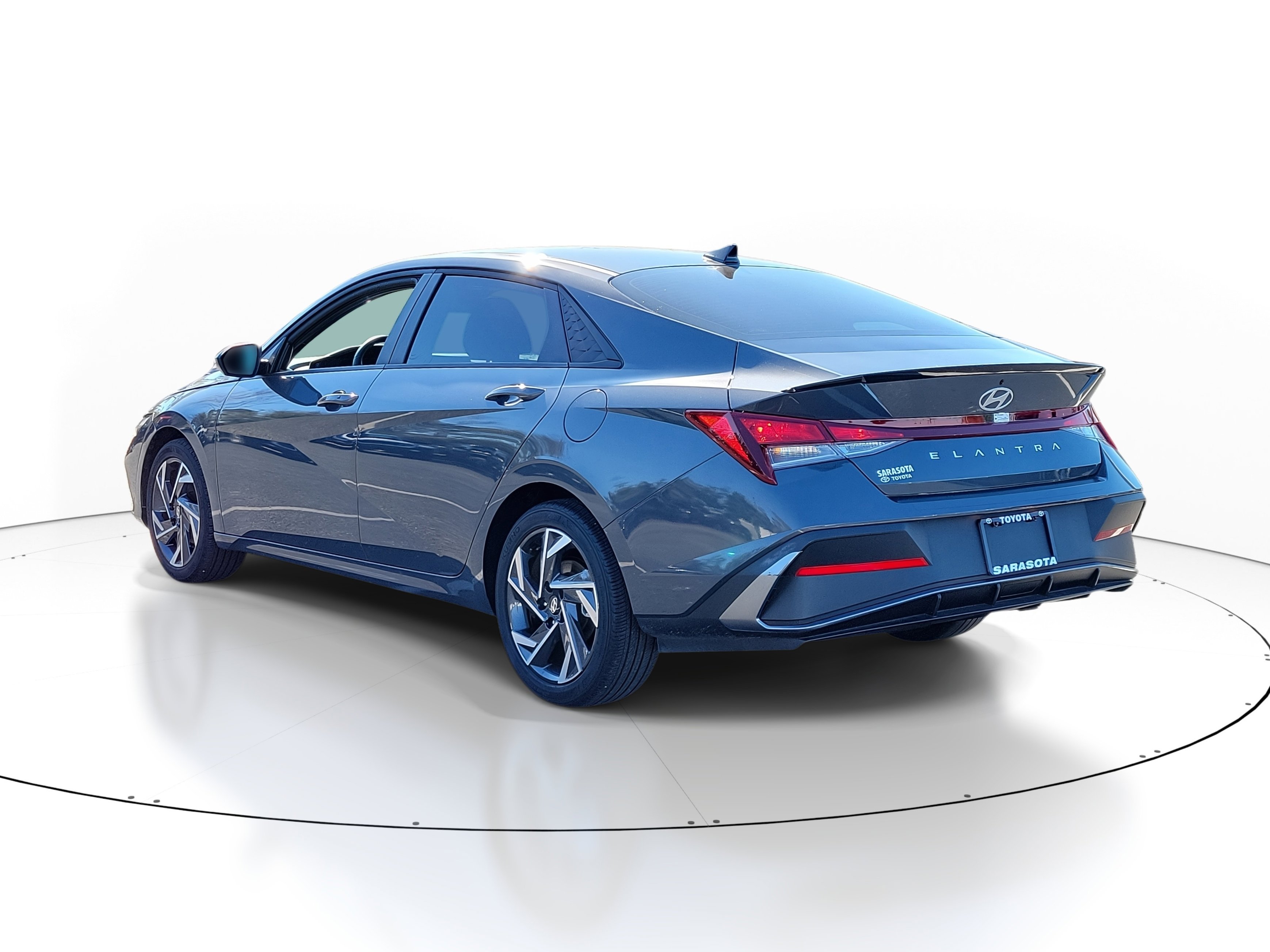 Used 2025 Hyundai Elantra Sport image 4