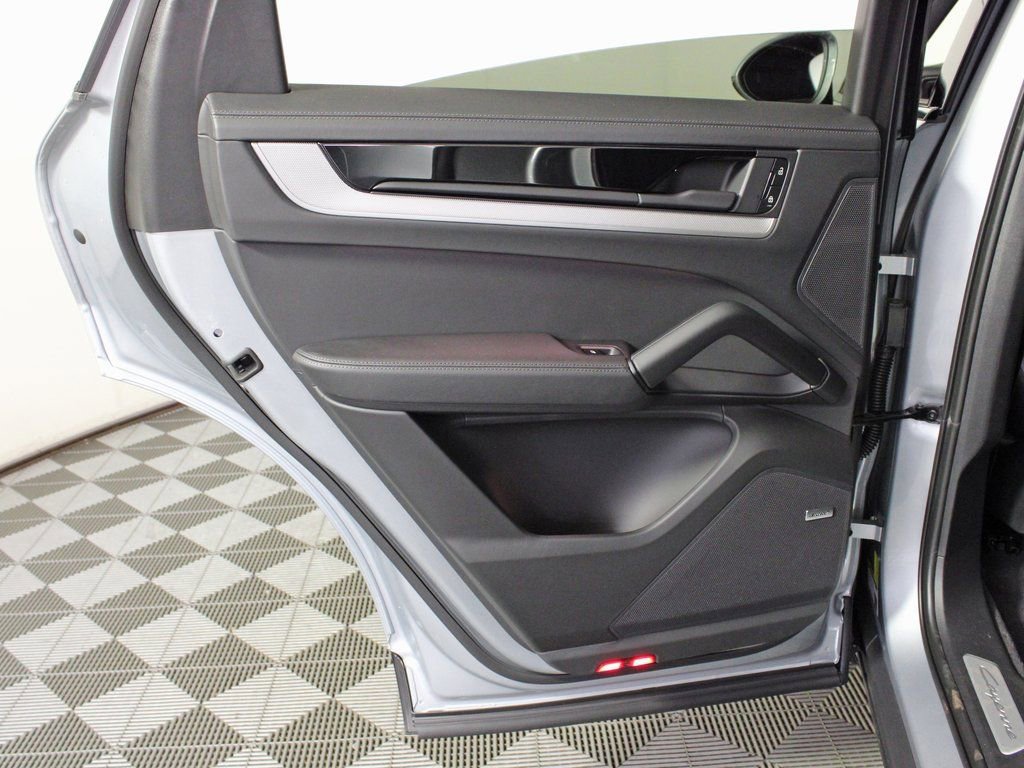 Certified 2025 Porsche Cayenne Coupe image 34
