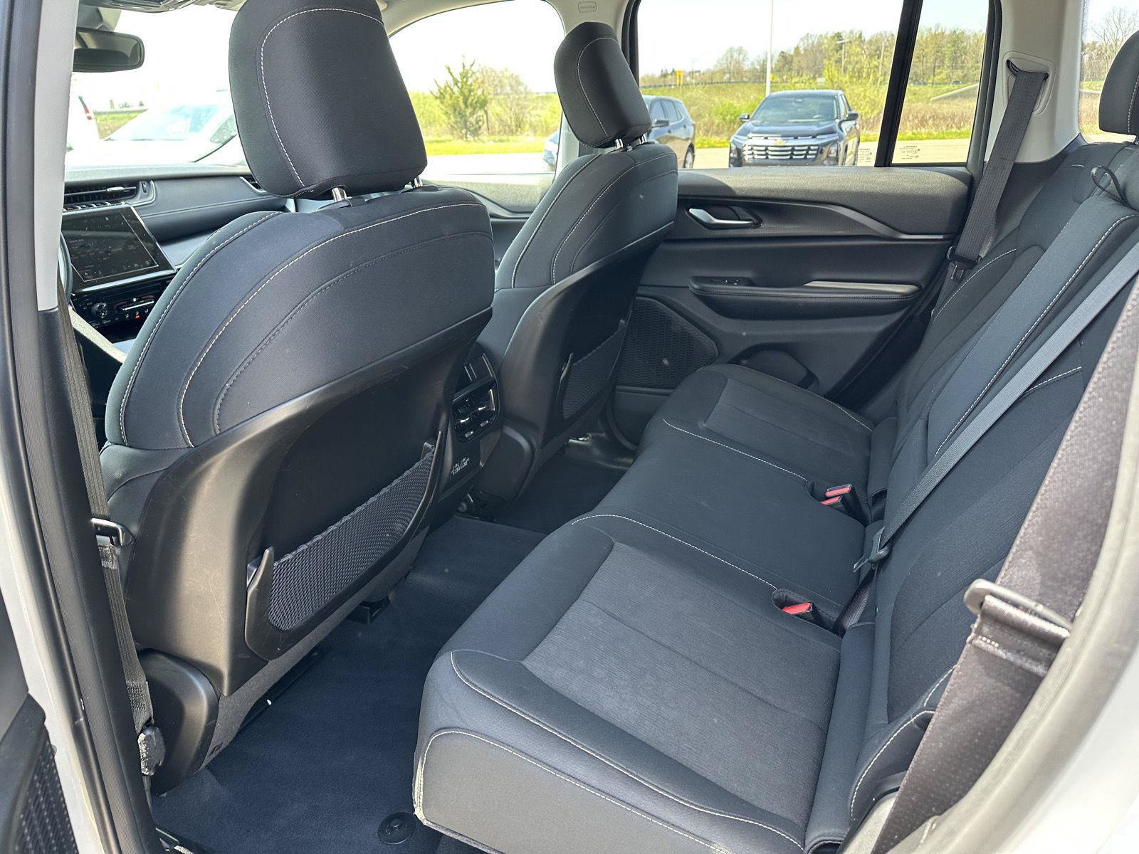 Used 2023 Jeep Grand Cherokee Laredo AWD/4WD image 14