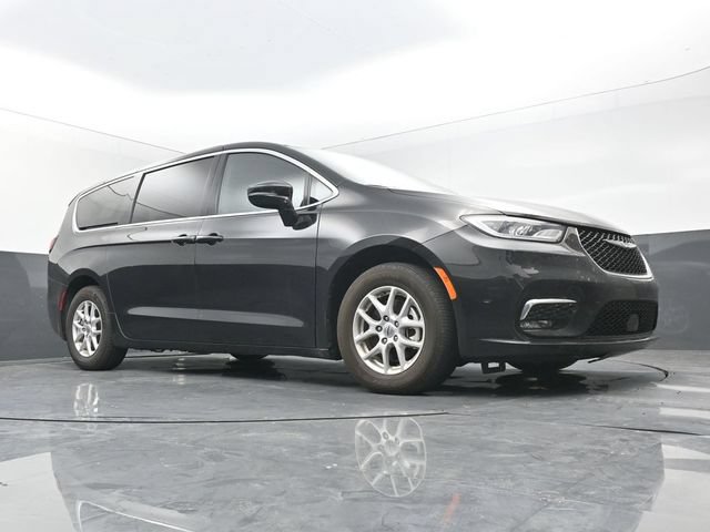 Used 2025 Chrysler Pacifica Select FWD image 45