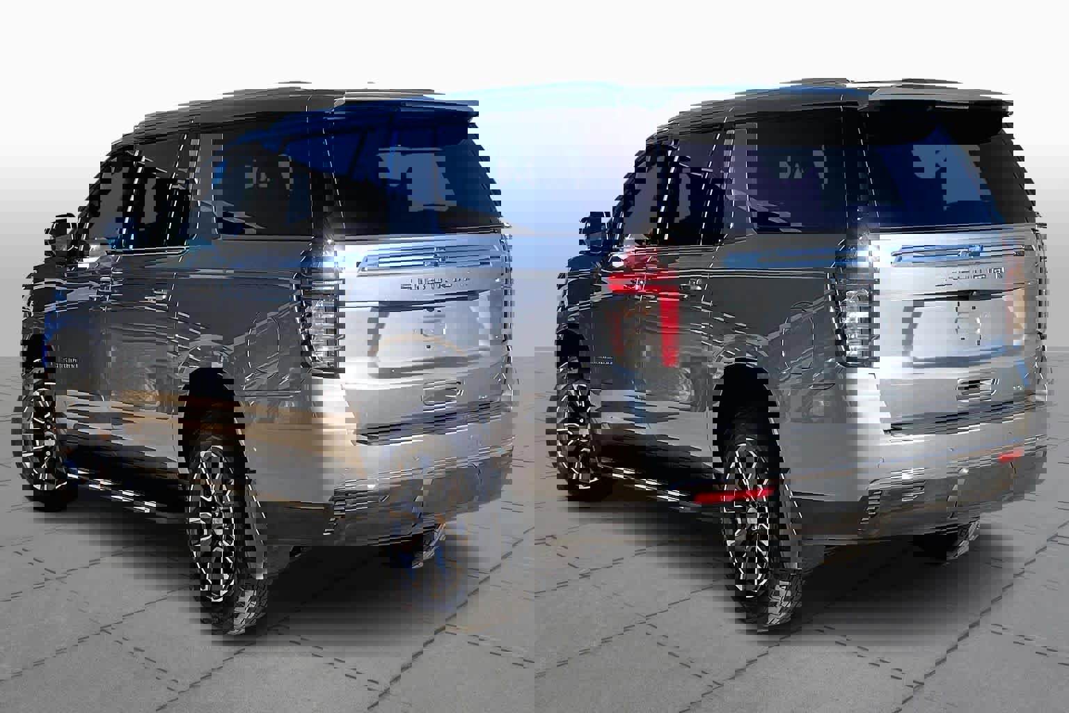 Used 2023 Chevrolet Suburban LT w/ Luxury Package image 11