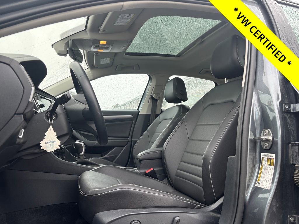 Used 2023 Volkswagen Jetta SE w/ Panoramic Sunroof Package image 4