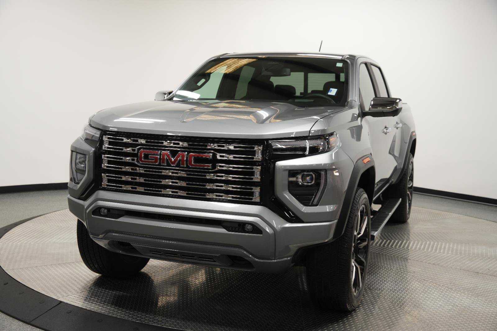 Used 2025 GMC Canyon Denali image 3
