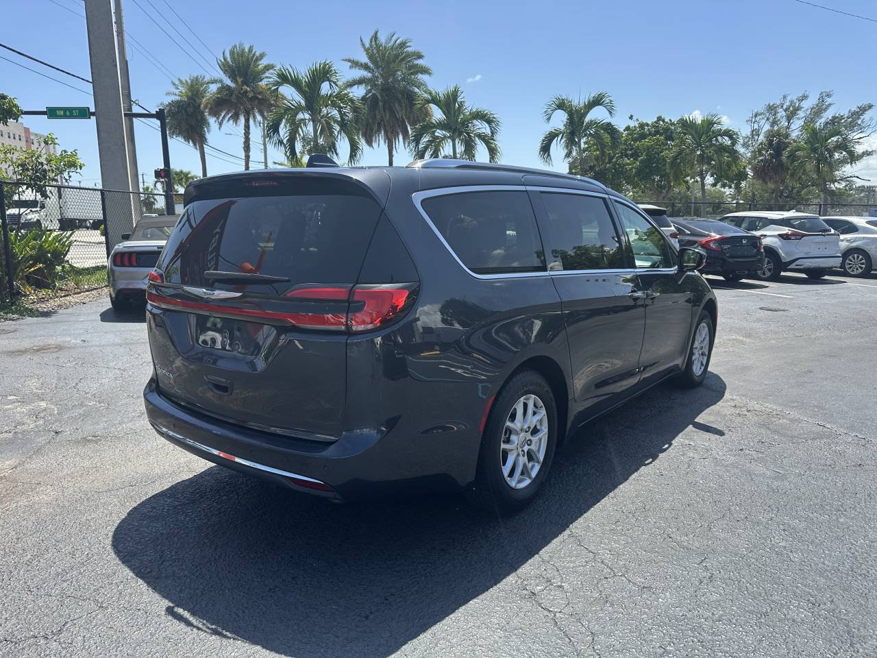 Used 2021 Chrysler Pacifica Touring-L FWD image 3