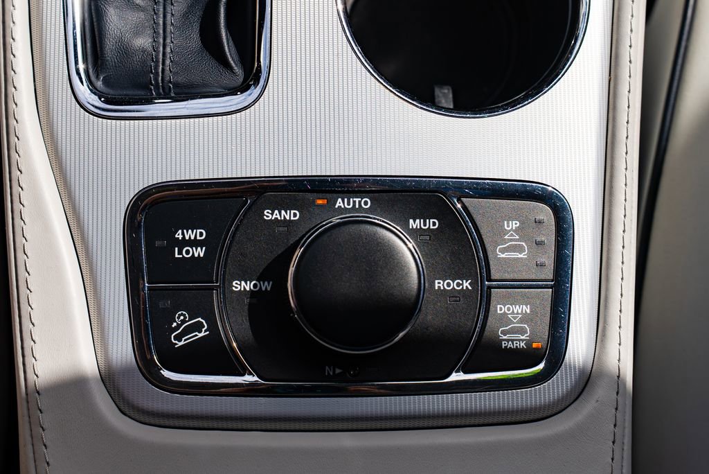 Used 2020 Jeep Grand Cherokee Summit AWD/4WD image 20