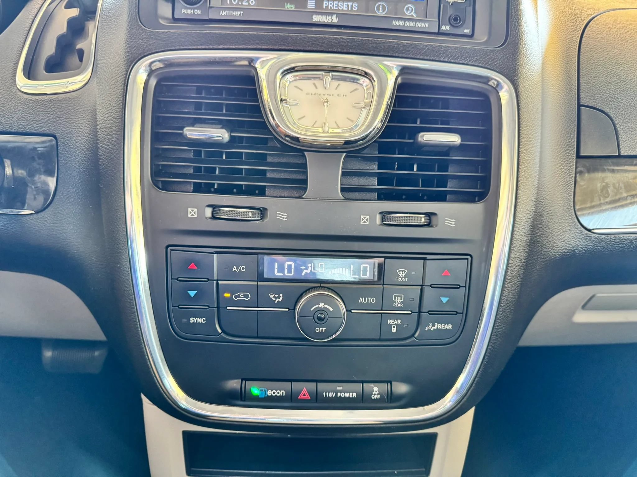 Used 2014 Chrysler Town & Country Touring FWD image 15