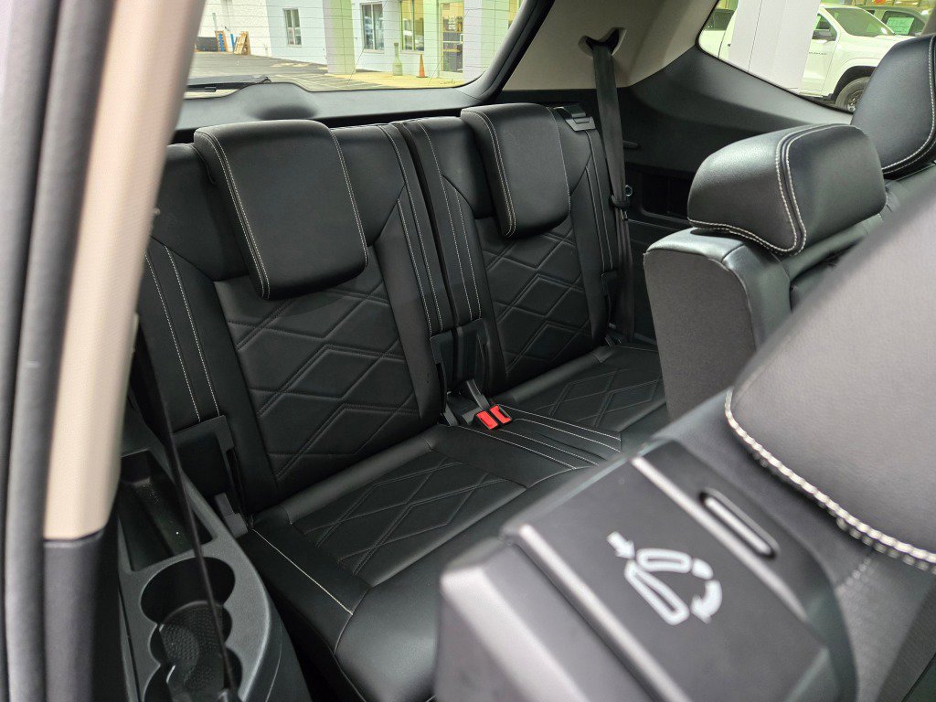 Used 2025 Volkswagen Atlas SE image 11