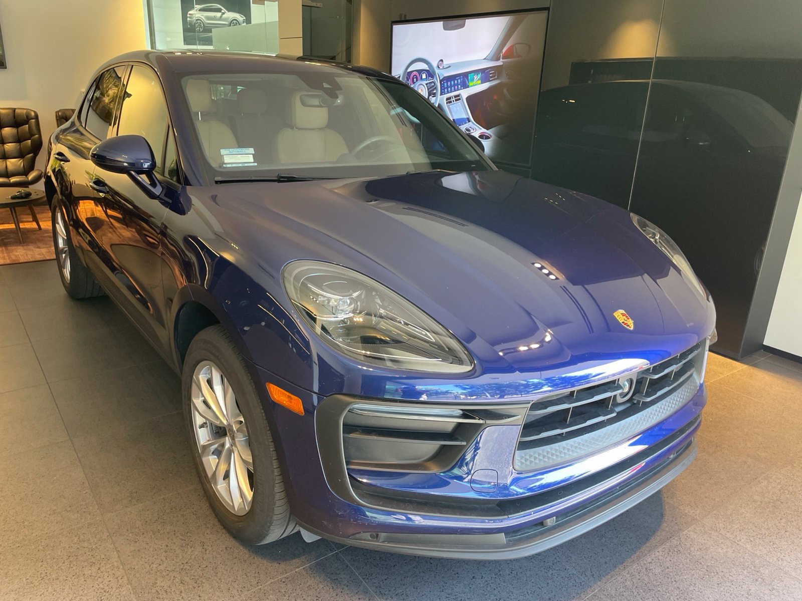 Used 2024 Porsche Macan AWD/4WD image 3