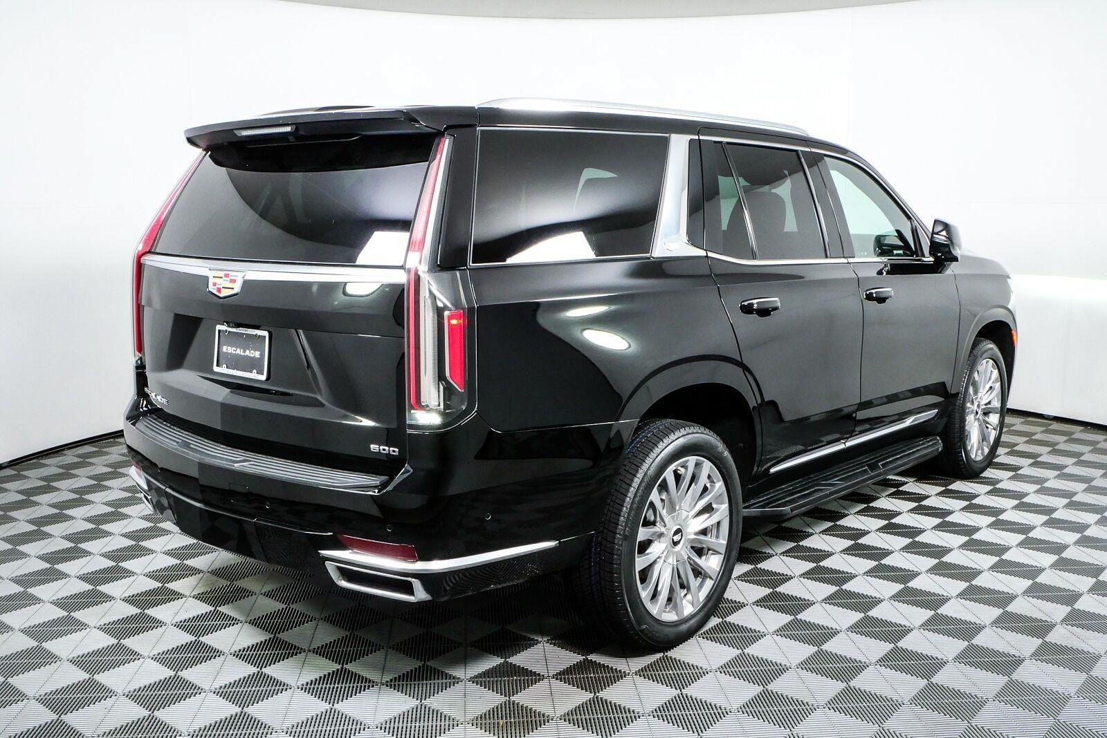 Used 2021 Cadillac Escalade Premium Luxury AWD/4WD image 3
