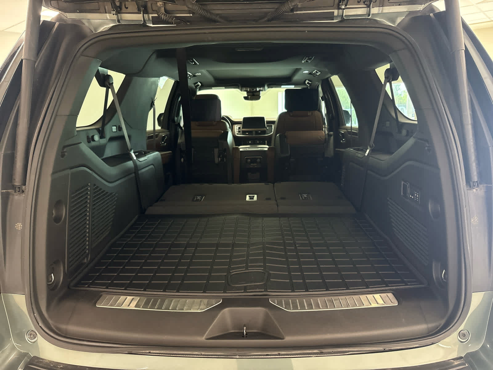 Used 2024 Chevrolet Suburban High Country AWD/4WD image 10
