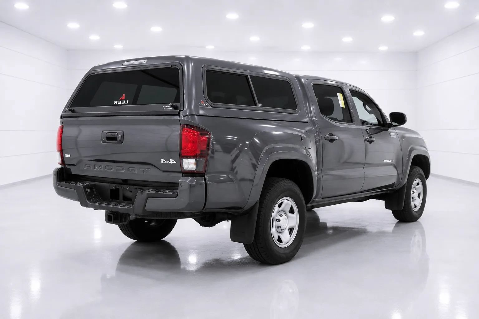 Used 2017 Toyota Tacoma SR AWD/4WD image 5