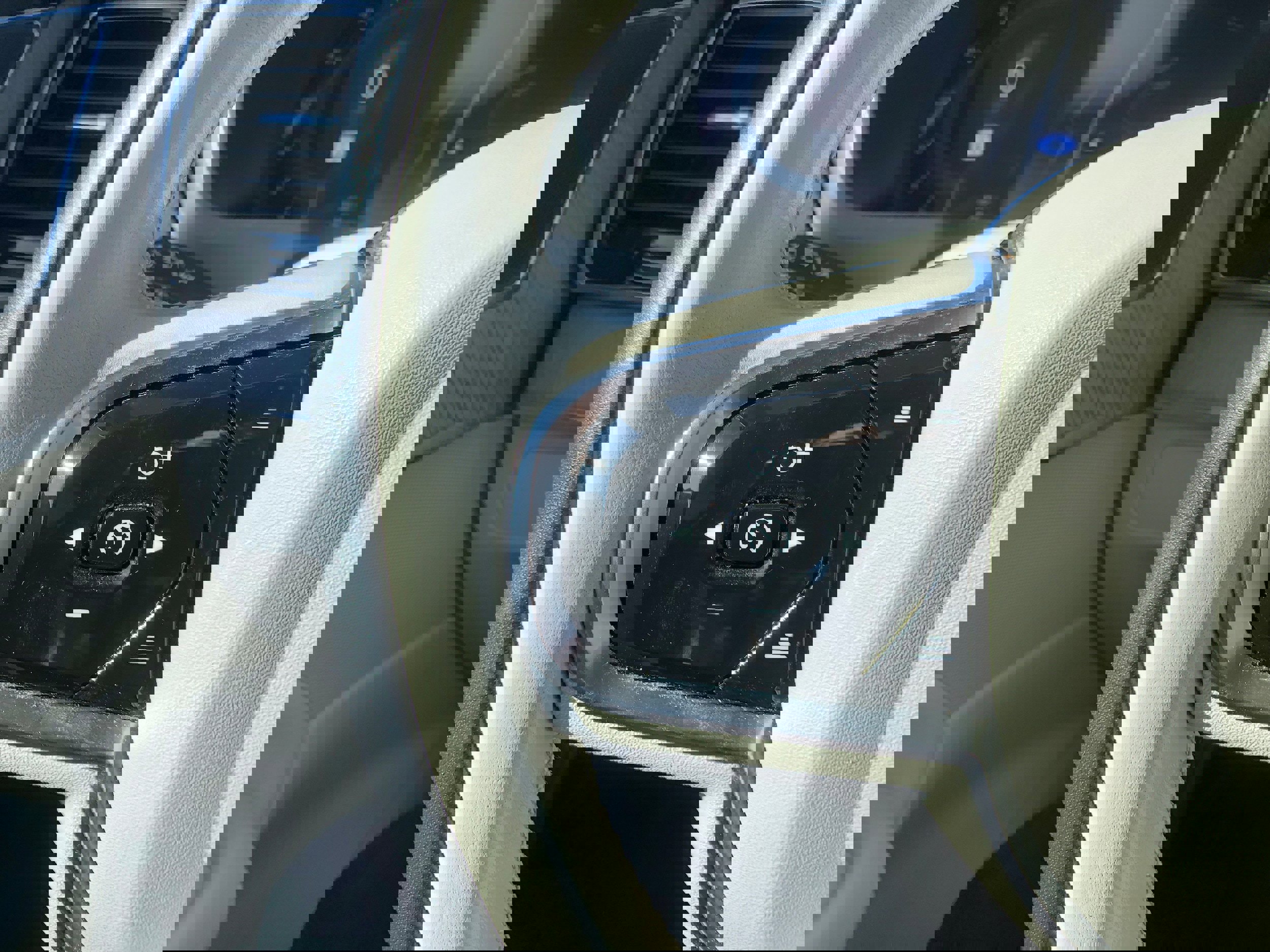 Used 2023 Volvo XC90 B6 Plus image 16