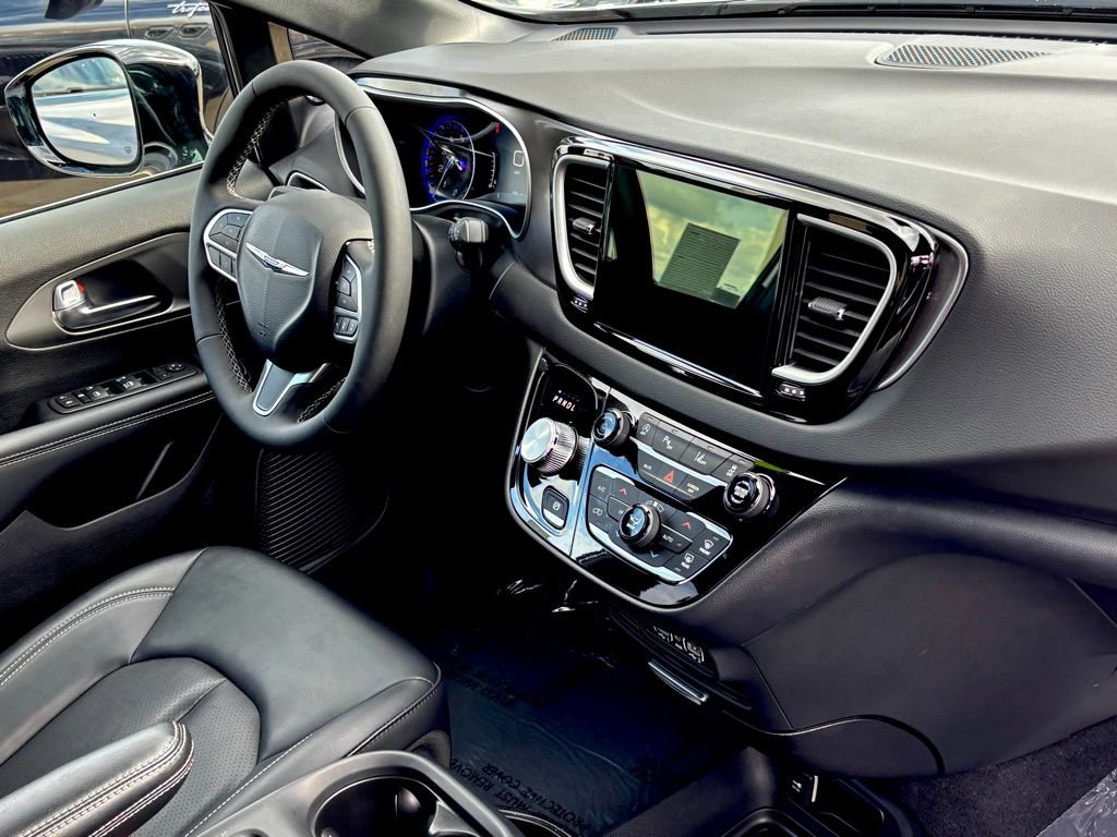 Used 2025 Chrysler Voyager LX image 28