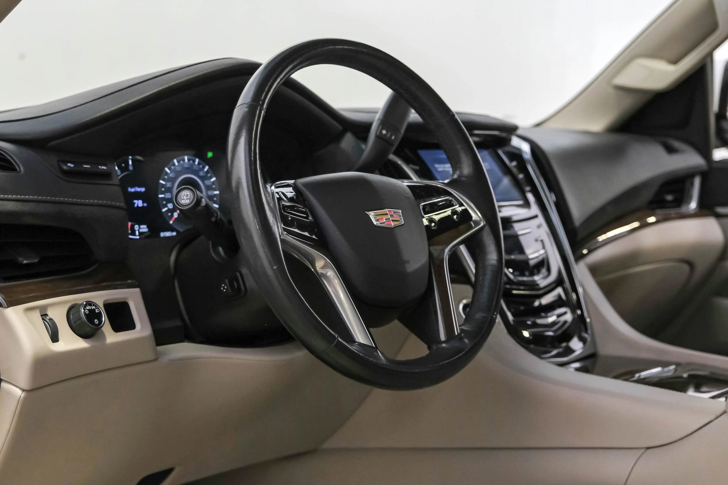 Used 2020 Cadillac Escalade Luxury RWD image 9
