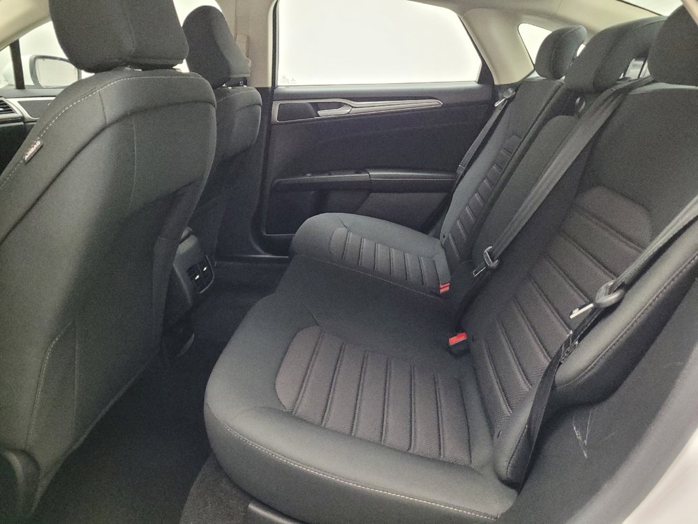 Used 2020 Ford Fusion SE image 18