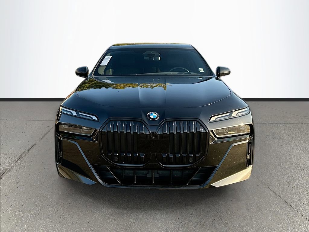Used 2023 BMW 760i xDrive image 2