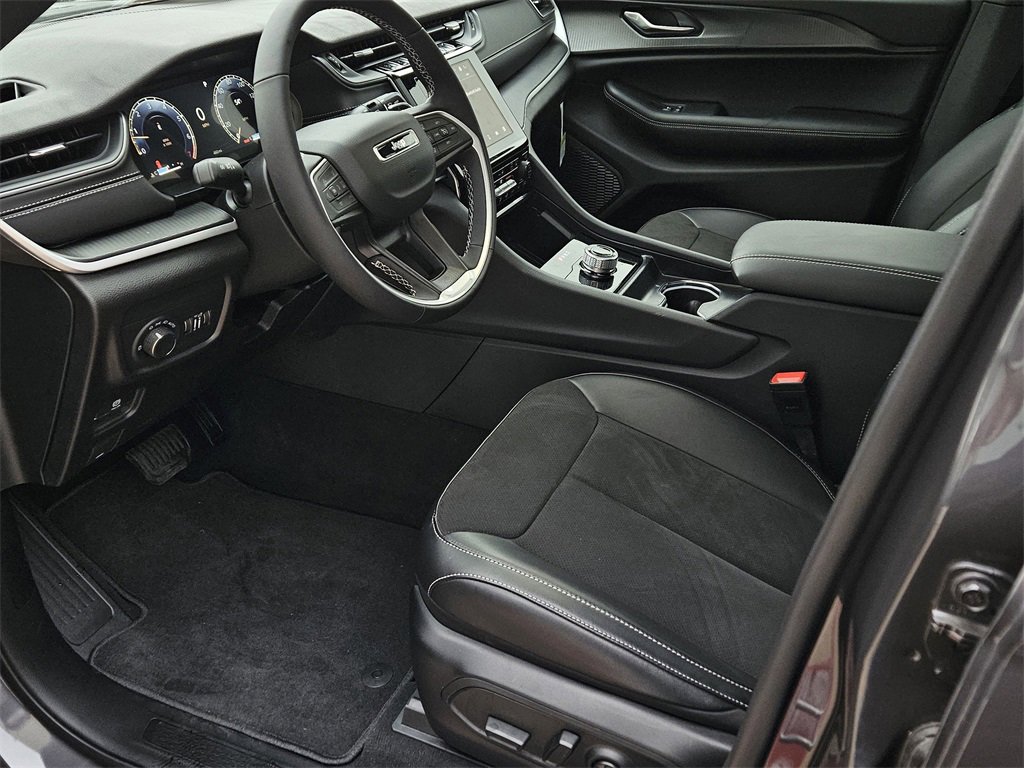 New 2025 Jeep Grand Cherokee Altitude image 14