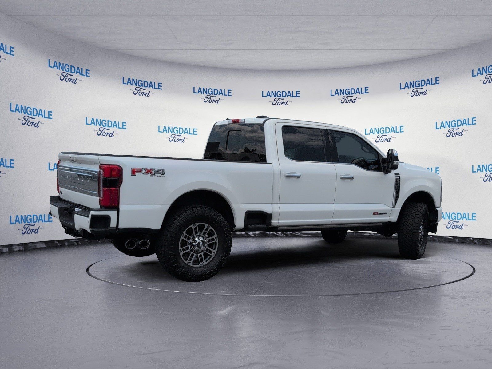 Used 2025 Ford F250 Platinum w/ Platinum Plus Package AWD/4WD image 4