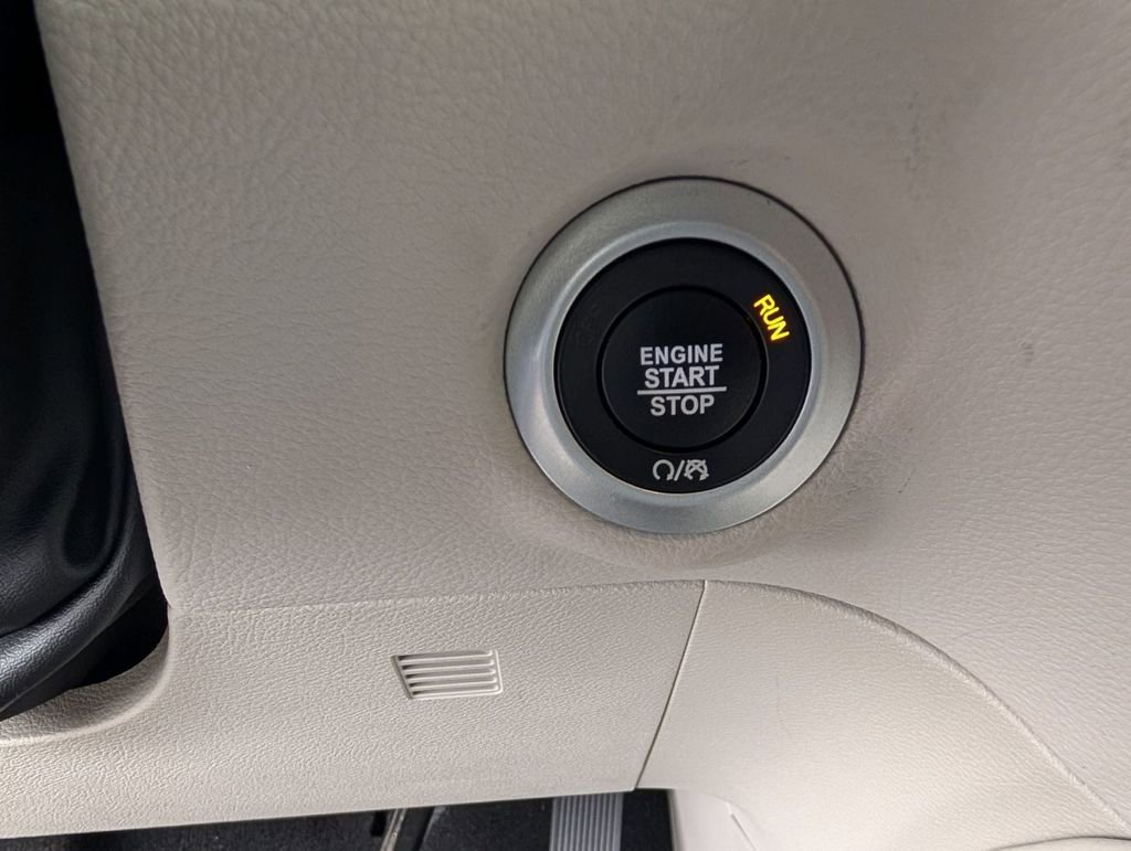 Used 2023 Chrysler Pacifica Touring-L image 37