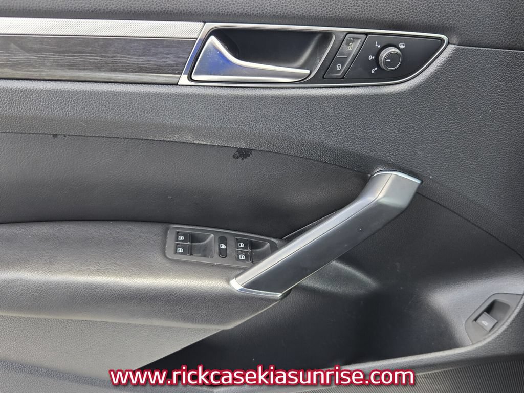 Used 2018 Volkswagen Passat 2.0T SE FWD image 32