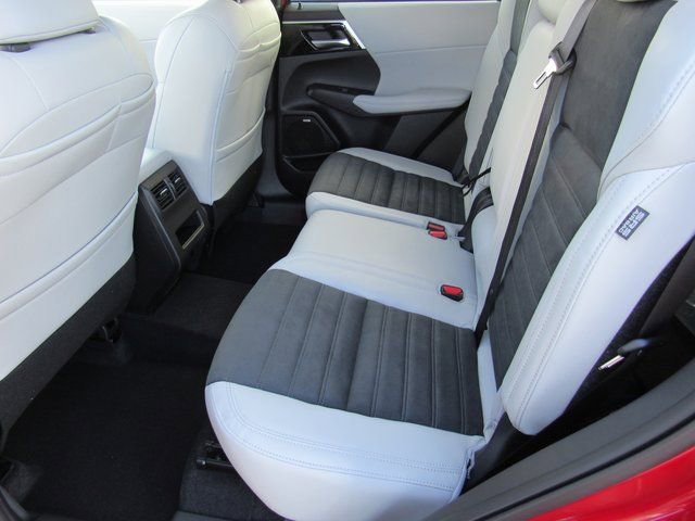 New 2026 Mitsubishi Outlander SE image 8