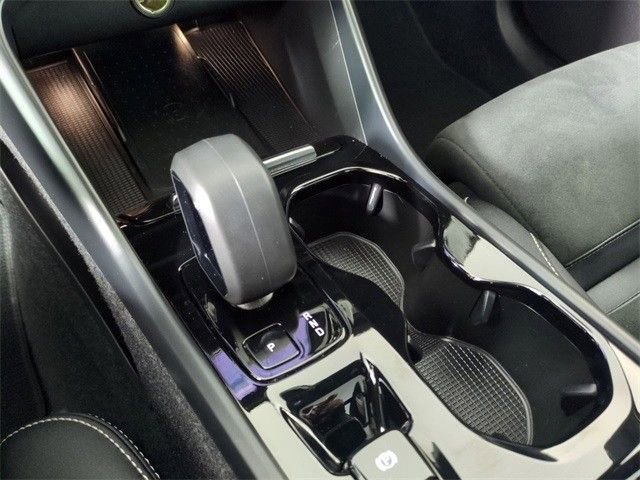 Used 2023 Volvo XC40 B5 Plus image 24