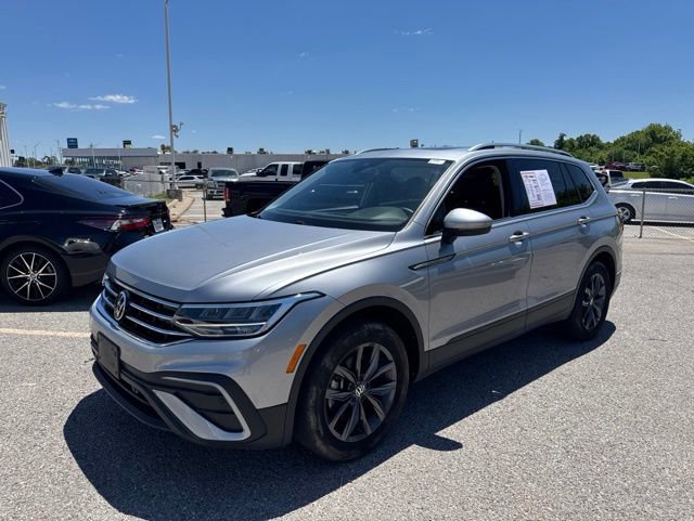Used 2023 Volkswagen Tiguan SE w/ Panoramic Sunroof Package FWD image 2
