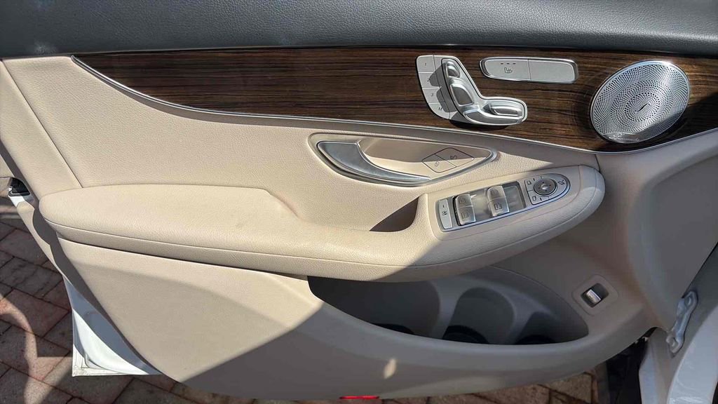 Used 2020 Mercedes-Benz GLC 300 4MATIC image 15